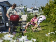 Kamperen familie kind bbq 2.jpg