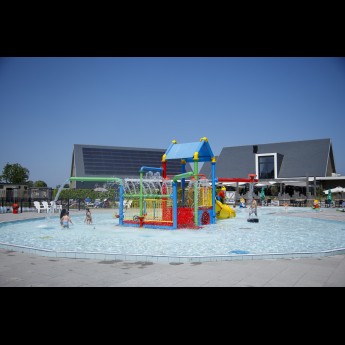 Zwembad waterspeeltuin centrumgebouw.jpg