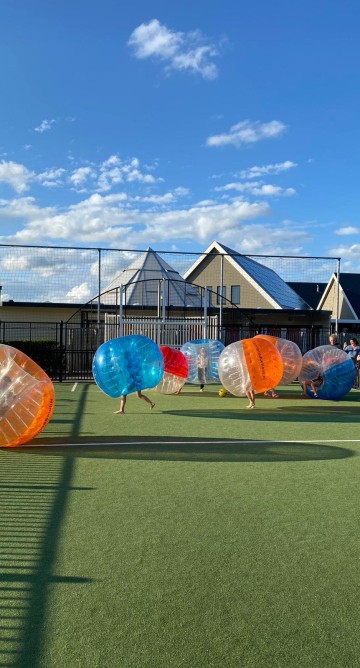 Bubble ball panna voetbal centrumgebouw.jpg