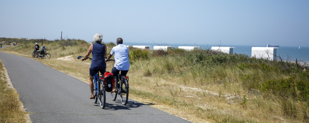 Fietsers strandslaaphuisjes.jpg