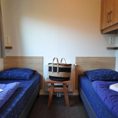 Slaapkamer 2 enkele bedden 6 persoons chalet.jpeg