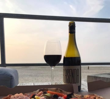 Piazza pizza en wijn strandweelde uitzicht.jpg