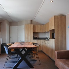 Woonkamer keuken chalet 6 personen.jpeg