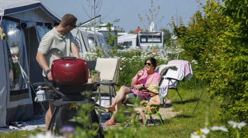 Kamperen familie kind bbq 2.jpg