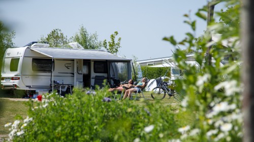 Kamperen caravan genieten zonnen.jpg