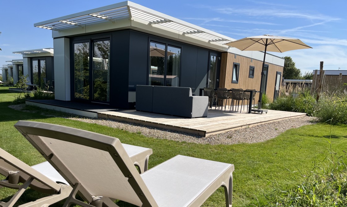 Zonneweelde Lodge 6 pers ligbedden terras.jpeg