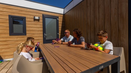 Familie buiten spelletjes spelen dichtbij.jpg