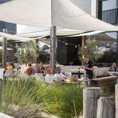 Terras Eefke bediening Piazza.jpg