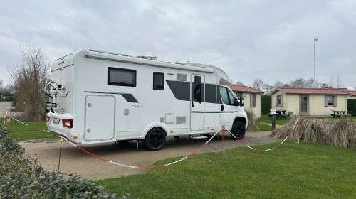 Camper winterkamperen bij glamping veld.jpeg