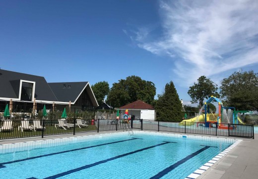 Zwembad en kinderbad waterspeeltuin - Zonneweelde