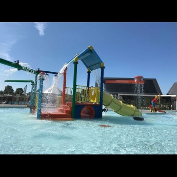 Kinderbad met waterspeeltuin aan.jpg