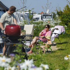 Kamperen familie kind bbq 2.jpg