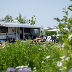 Kamperen caravan genieten zonnen.jpg