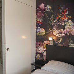 Slaapkamer Badkamer Bloemenwand Duin Lodge de Luxe .jpg