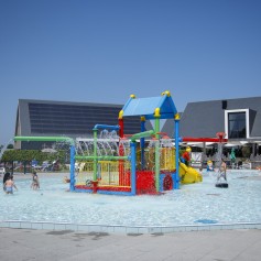 Zwembad waterspeeltuin centrumgebouw.jpg