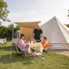 Familie kamperen eten bbq.jpg