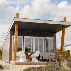 Beach Loft Wellness Buitenkant zijkant terras .jpg