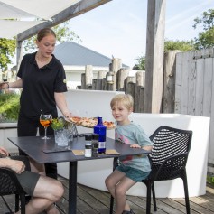 Maartje bediening pizza's jongetje.jpg