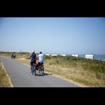 Fietsers strandslaaphuisjes.jpg