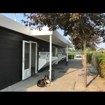Sanitairgebouw zwart hond - Zonneweelde