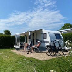 Gasten bij caravan met fietsen.jpg