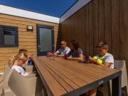 Familie buiten spelletjes spelen dichtbij.jpg