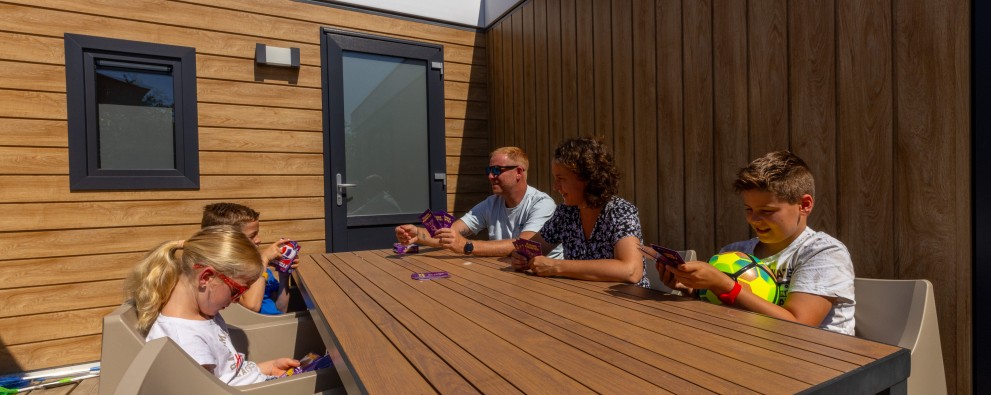 Familie buiten spelletjes spelen dichtbij.jpg
