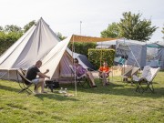 Familie kamperen tent.jpg