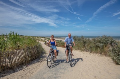 Koppel fietsen bij duinen zeeuwse kust.jpg