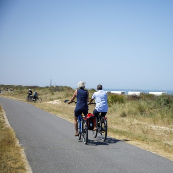 Fietsers strandslaaphuisjes.jpg