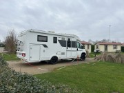 Camper winterkamperen bij glamping veld.jpeg