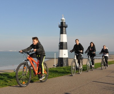 Fietsen panoramaweg vuurtoren breskens familie.jpg